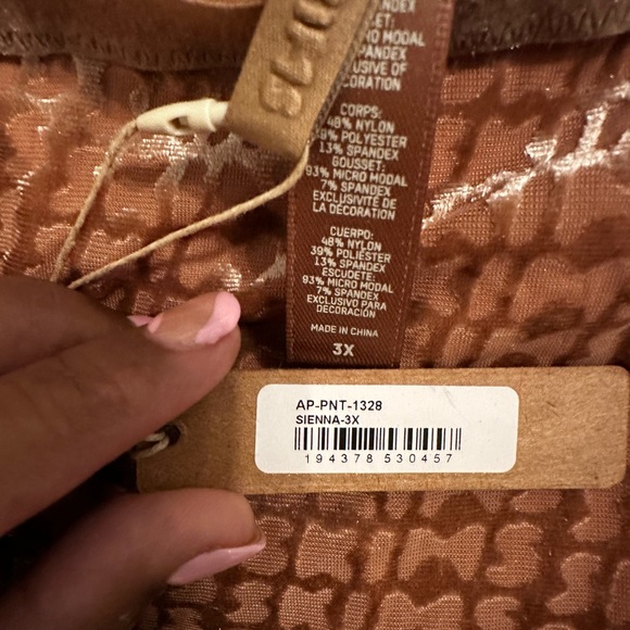 NWT Skims Velvet Collection Flare Logo Legging - Picture 4 of 4